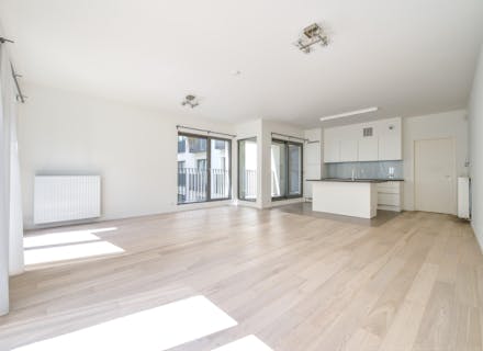UNDER-OPTION: Brussels center, sunny 2 bedroom apartment of 120m² + parking possible.