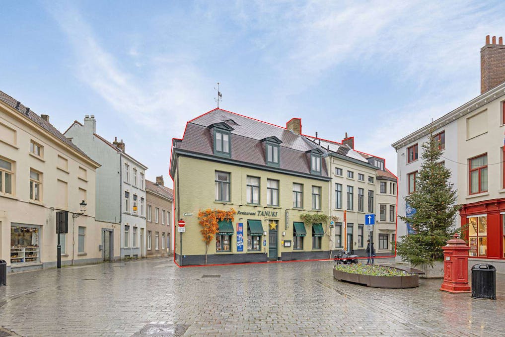 Handelsgelijkvloers en 4 appartementen te koop in Brugge