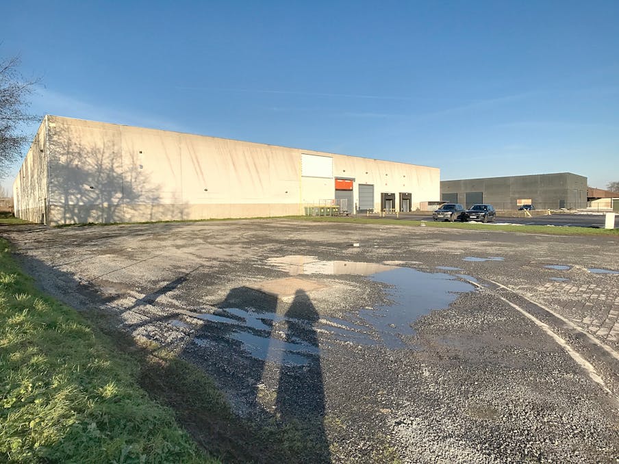Bedrijfsgebouw van ca. 6000m² met laadkades nabij de snelweg