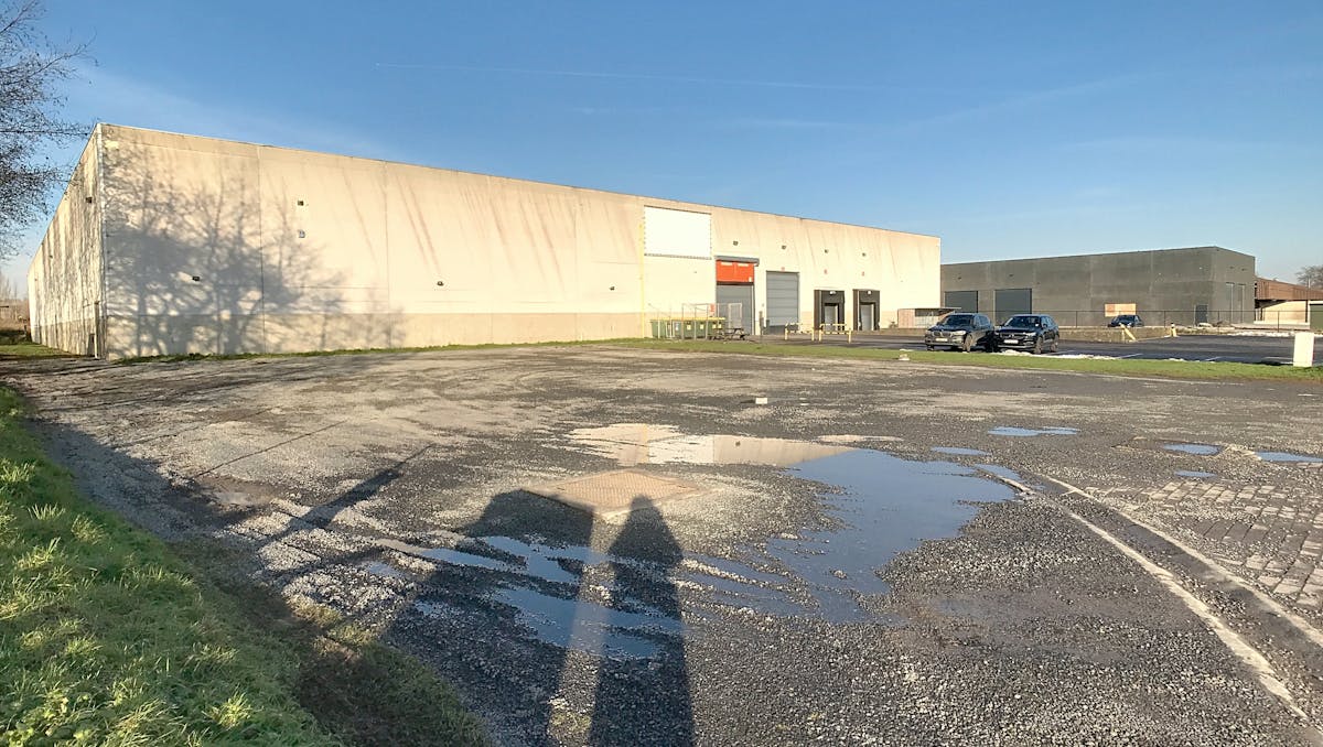 Bedrijfsgebouw van ca. 6000m² met laadkades nabij de snelweg