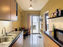 Een gezellig appartement met een terras midden in het groen.