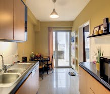 Een gezellig appartement met een terras midden in het groen.