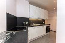 Uniek, historisch en ruim appartement te koop op de zeedijk 