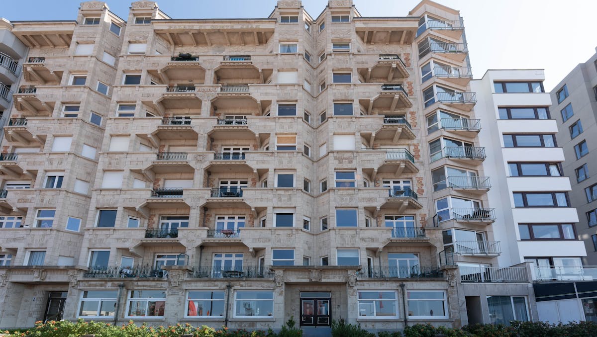 Uniek, historisch en ruim appartement te koop op de zeedijk