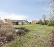 Single-storey villa on a plot of no less than 2,342m²