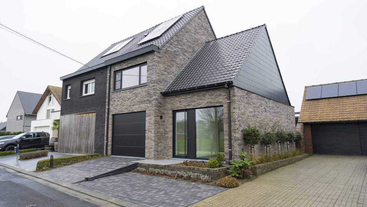 Recente woning met 3 kamers, terras en garage in Elverdinge