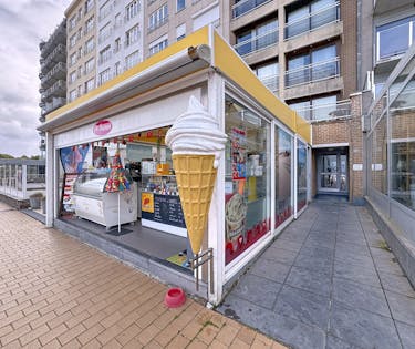 Handelspand met frontaal zeezicht in Blankenberge (82m²)