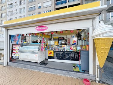 Handelspand met frontaal zeezicht in Blankenberge (82m²)