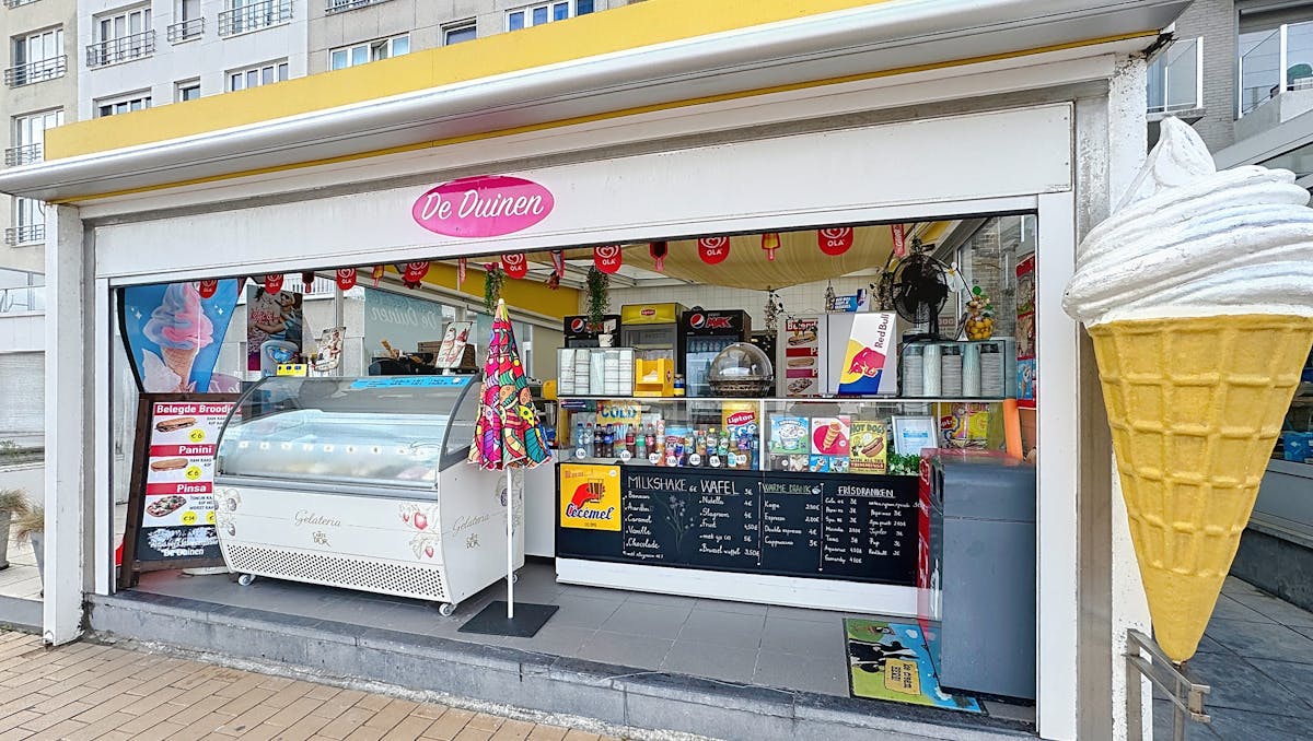 Handelspand met frontaal zeezicht in Blankenberge (82m²)