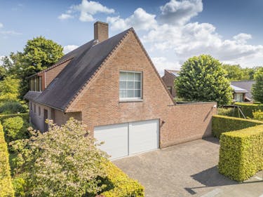 Unieke villa met binnenzwembad te koop op een toplocatie in Kortrijk! 
