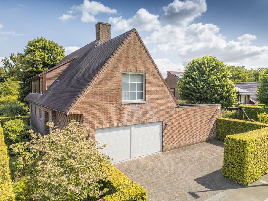 Unieke villa met binnenzwembad te koop op een toplocatie in Kortrijk! 