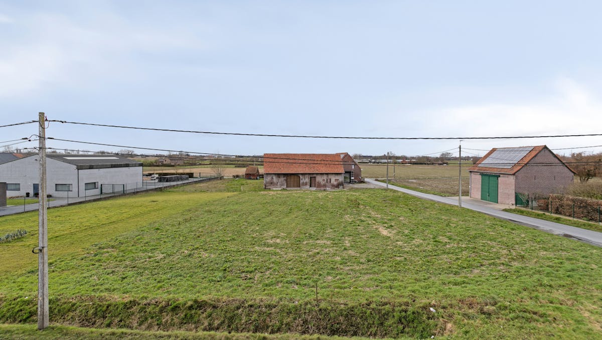 Ruim en strategisch gelegen perceel bouwgrond in Roeselare