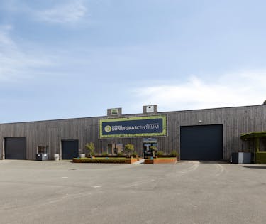 Centraal gelegen handelspand met kantoor (975 m²) te Oostende