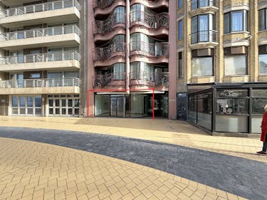 Handelsruimte te huur in de Zeelaan te De Panne.