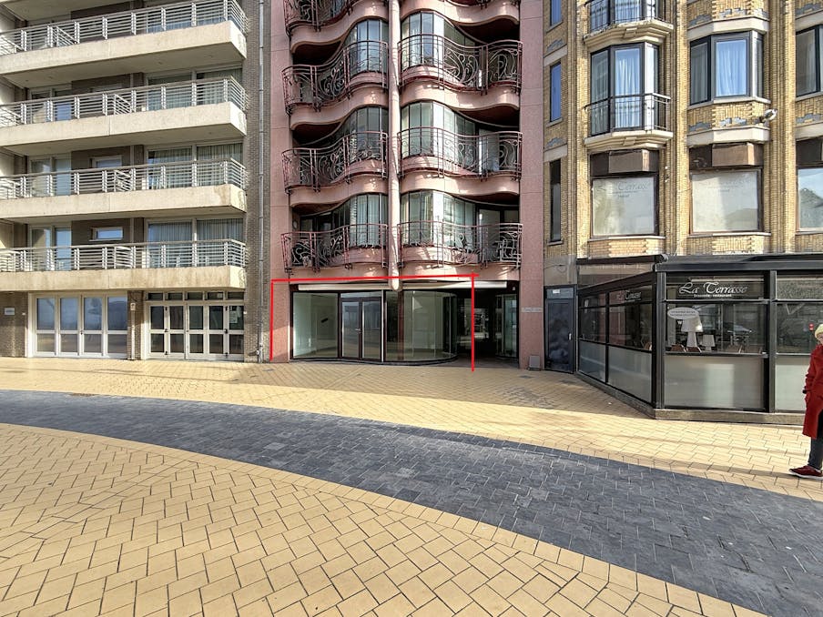 Handelsruimte te huur in de Zeelaan te De Panne.