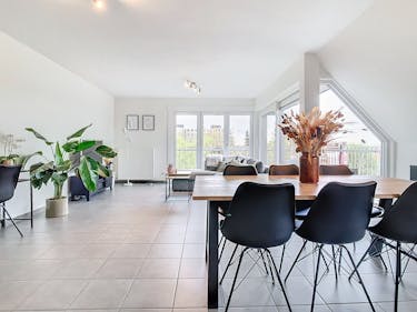 Dakappartement met 2 slaapkamers en terras te Roeselare.