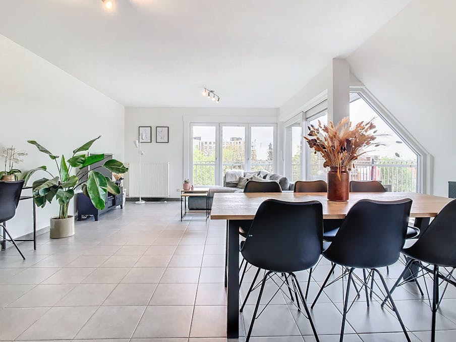 Dakappartement met 2 slaapkamers en terras te Roeselare.