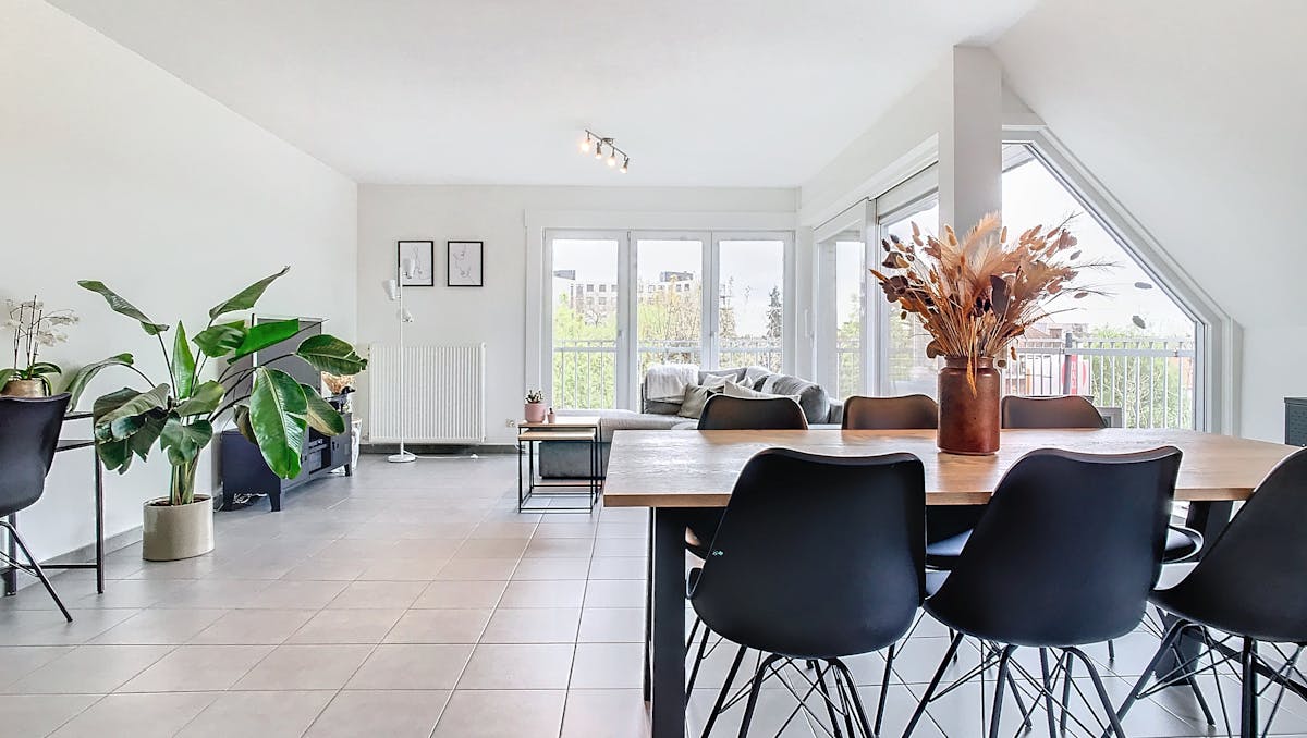 Dakappartement met 2 slaapkamers en terras te Roeselare.