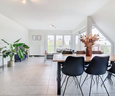 Dakappartement met 2 slaapkamers en terras te Roeselare.