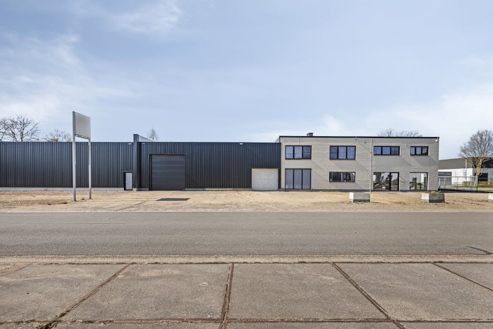 Industriegebouw met conciërge-appartement op 34a 60ca in Maaseik te koop