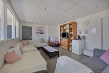 Industriegebouw met conciërge-appartement op 34a 60ca in Maaseik te koop