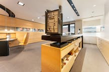 Handelspand met woonst en appartement in centrum Veurne.