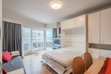 Studio met aparte slaapruimte en zijdelings zeezicht!