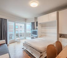 Studio met aparte slaapruimte en zijdelings zeezicht!