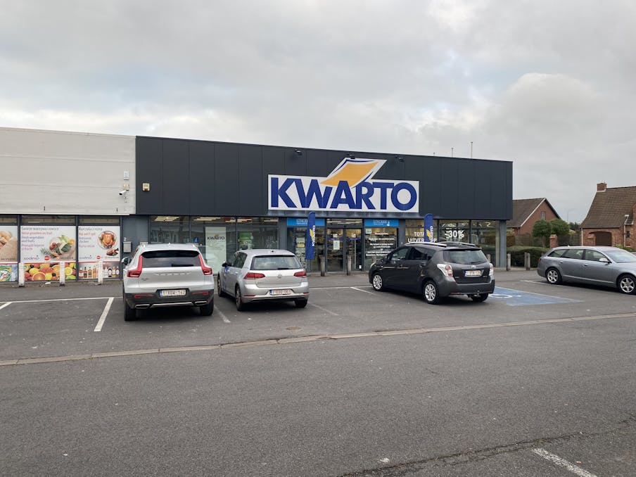Baanwinkel van ca. 650 m² op commerciële ligging te Izegem
