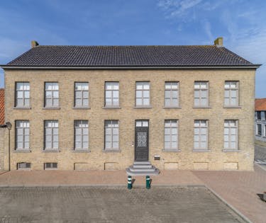 Herenhuis met ruime garage te koop in Izenberge.