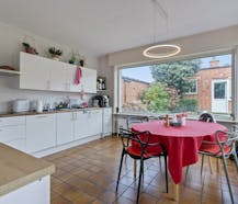 Instapklare gezinswoning met modern magazijn te koop in Kortrijk