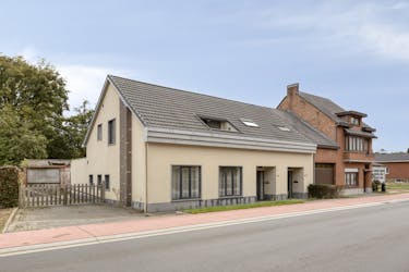 Opbrengsteigendom met 2 appartementen en hangaar te Lummen