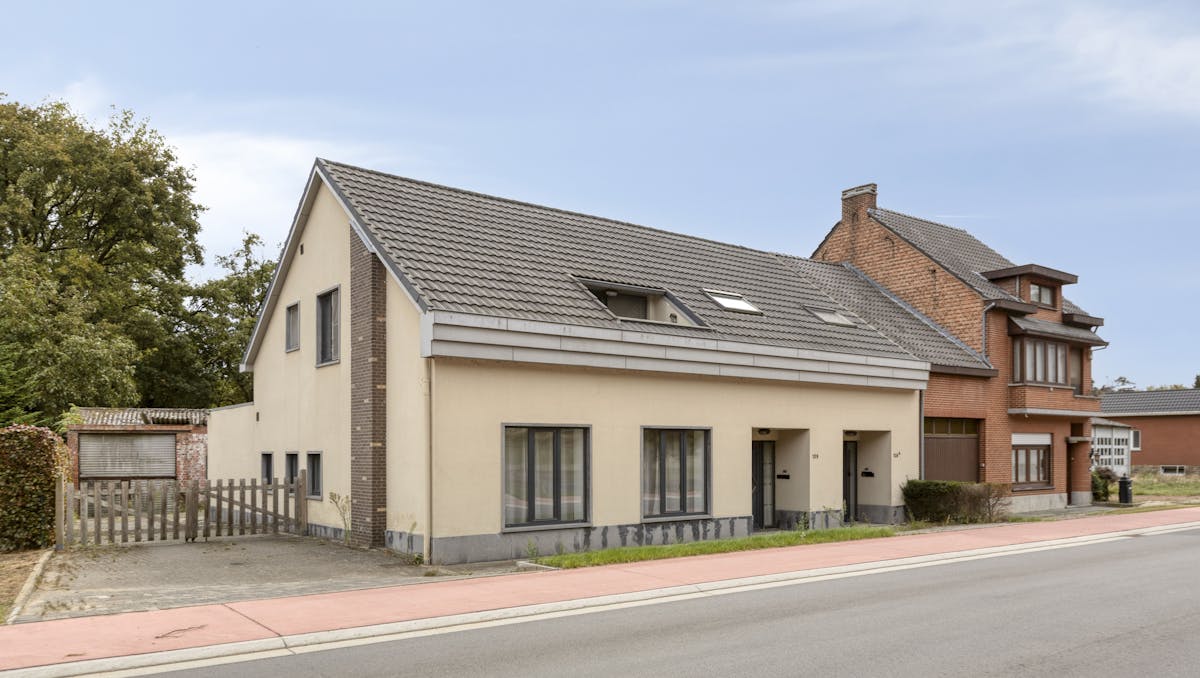 Opbrengsteigendom met 2 appartementen en hangaar te Lummen