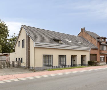 Opbrengsteigendom met 2 appartementen en hangaar te Lummen