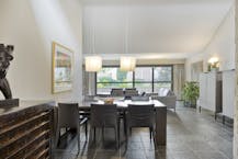 Stijlvolle stadswoning met handelspand te koop in hartje Maaseik