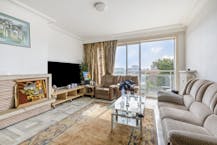 Lichtrijk hoekappartement met garage te koop in Sint-Michiels