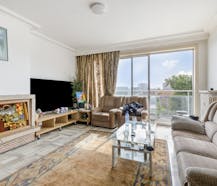 Lichtrijk hoekappartement met garage te koop in Sint-Michiels