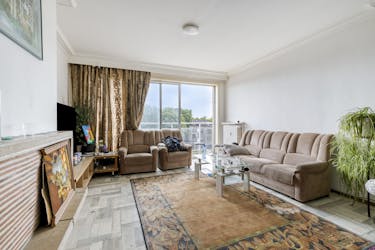 Lichtrijk hoekappartement met garage te koop in Sint-Michiels