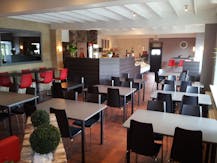 Handelspand met woonst op rondpunt in Westrozebeke