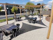 Handelspand met woonst op rondpunt in Westrozebeke