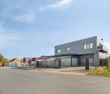 Bedrijfsgebouw met appartement op ca. 1.780m² in Lichtervelde