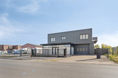 Bedrijfsgebouw met appartement op ca. 1.780m² in Lichtervelde