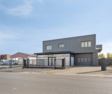 Bedrijfsgebouw met appartement op ca. 1.780m² in Lichtervelde