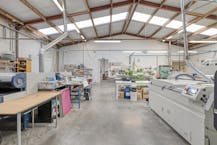 Bedrijfsgebouw met appartement op ca. 1.780m² in Lichtervelde