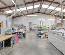 Bedrijfsgebouw met appartement op ca. 1.780m² in Lichtervelde