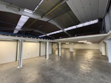  Magazijn met mezzanine te huur in Kuurne