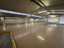  Magazijn met mezzanine te huur in Kuurne