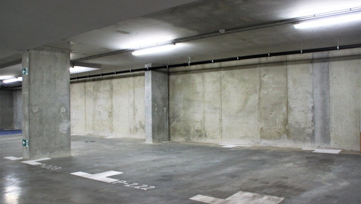 Parking souterrain à vendre en face de la gare de l'Ouest!