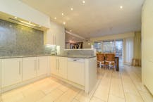 Huis met winkel, atelier en garages te koop in regio Diksmuide