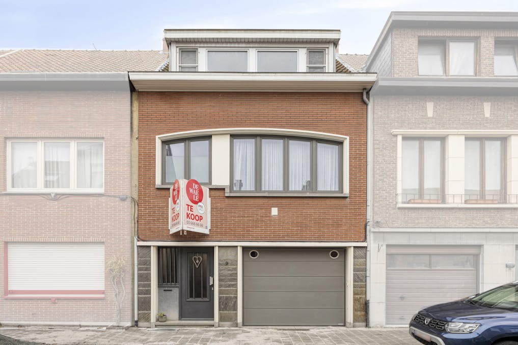 Ruim huis te koop Merksem met garage en zonnige tuin